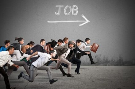 走る求職者たち